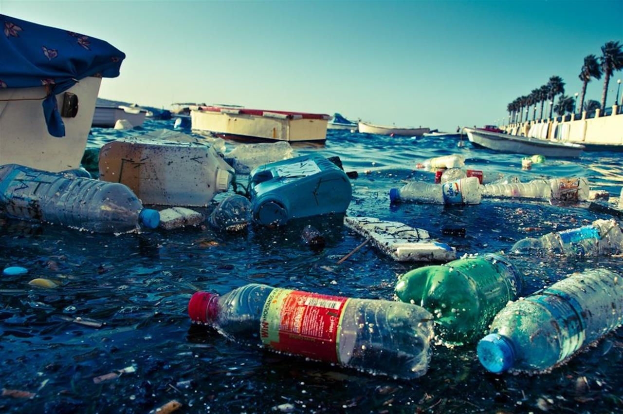 Bottiglie di plastica monouso abbandonate in mare vicino alla spiaggia