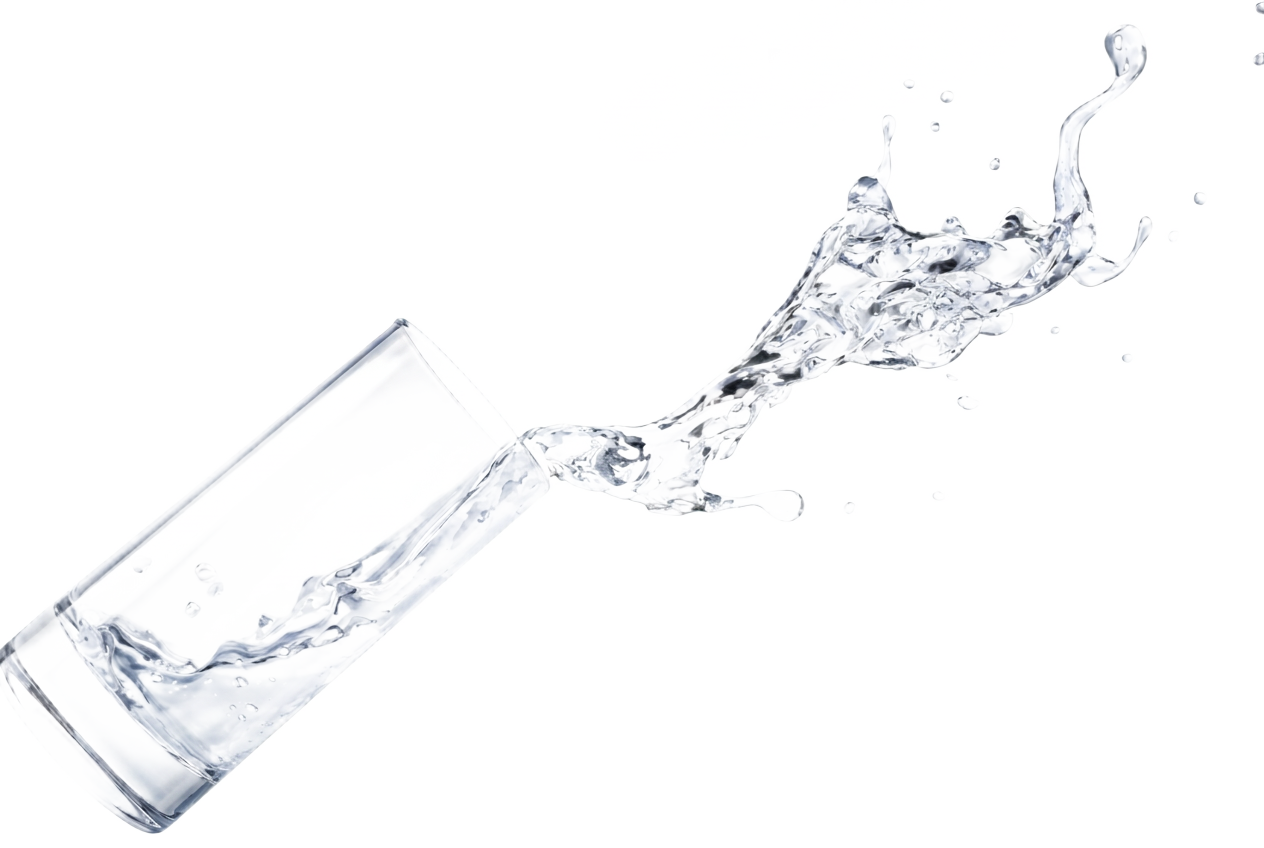 Bicchiere di acqua pura con splash dinamico